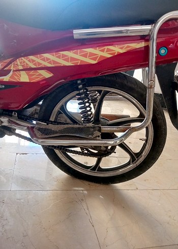 Parlak Kırmızı Üç Tekerlekli Bisiklet - Görsel 3