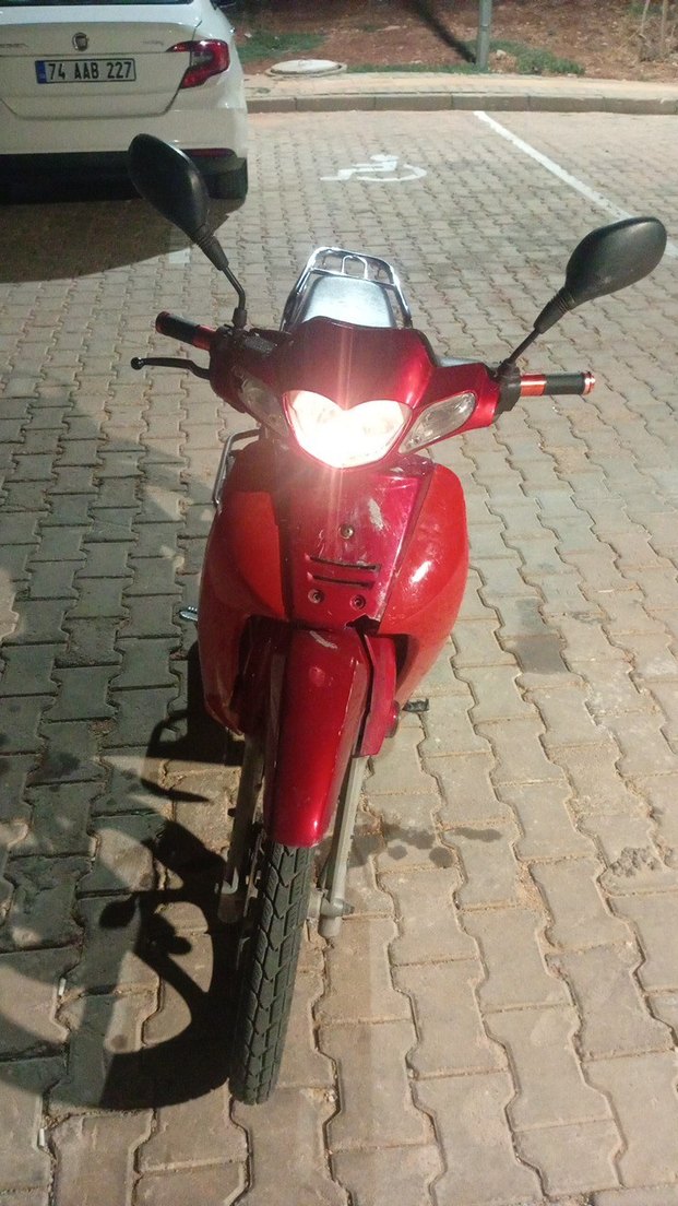 Parlak Kırmızı Üç Tekerlekli Bisiklet - Görsel 2