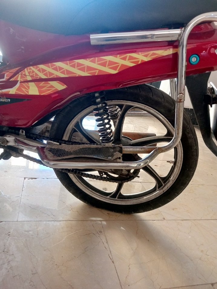 Parlak Kırmızı Üç Tekerlekli Bisiklet - Görsel 3