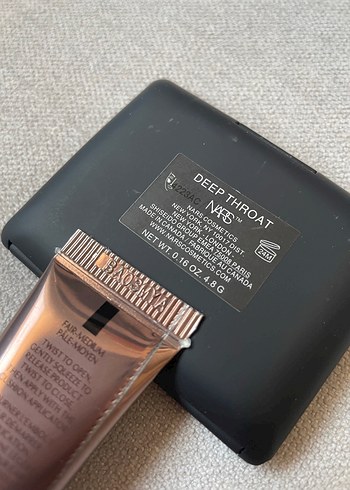 Nars Bej Tonlarında Koyu Allık ve Makyaj Bazı