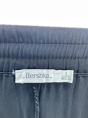 s Beden siyah Renk Bershka Kumaş Pantolon %70 İndirimli.