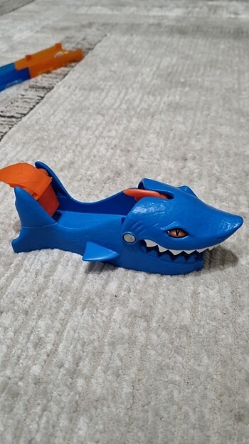 HOT WHEELS Köpek balığı fırlatıcısı