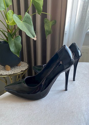 37 Beden Kadın Siyah Rugan Stiletto