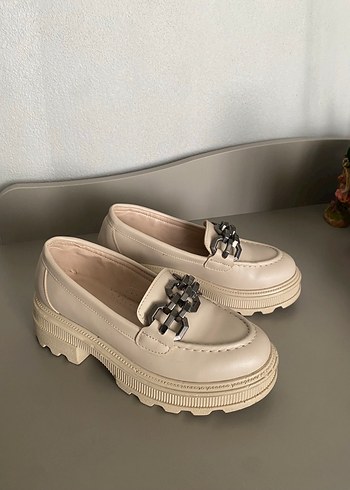 Bej Zincir Detaylı Platform Topuklu Kadın Loafer