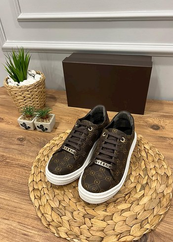 36 Beden Zincir Detaylı Kahverengi Sneaker