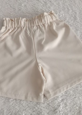 7 Yaş Beden ten rengi Renk Bej Mini Şortu Fiyonk Detaylı