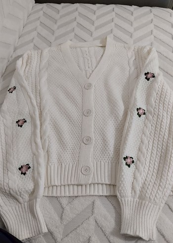 Nakışlı Beyaz V Yaka Kadın Hırka - Görsel 3