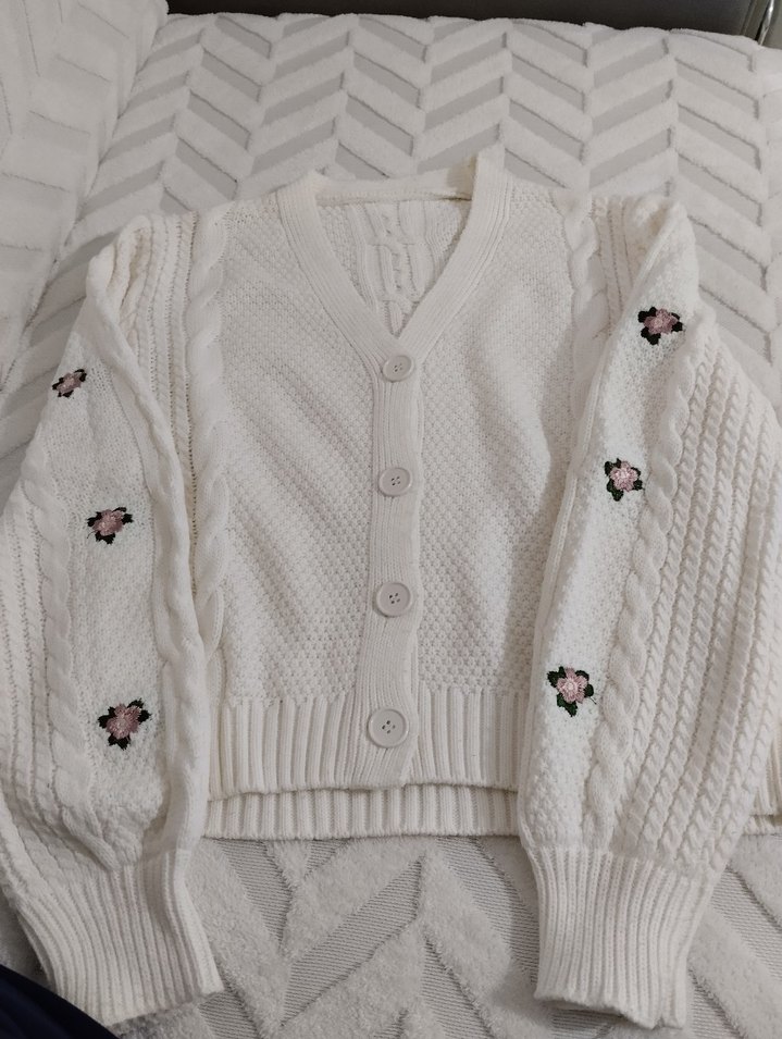 Nakışlı Beyaz V Yaka Kadın Hırka - Görsel 3