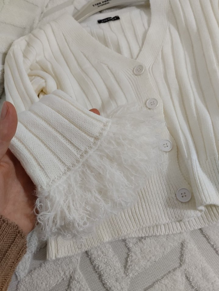 Düğmeli Beyaz V Yaka Kadın Hırka - Görsel 2