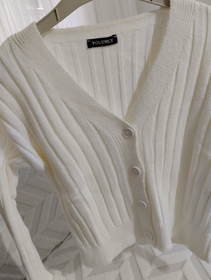 Düğmeli Beyaz V Yaka Kadın Hırka - Görsel 3