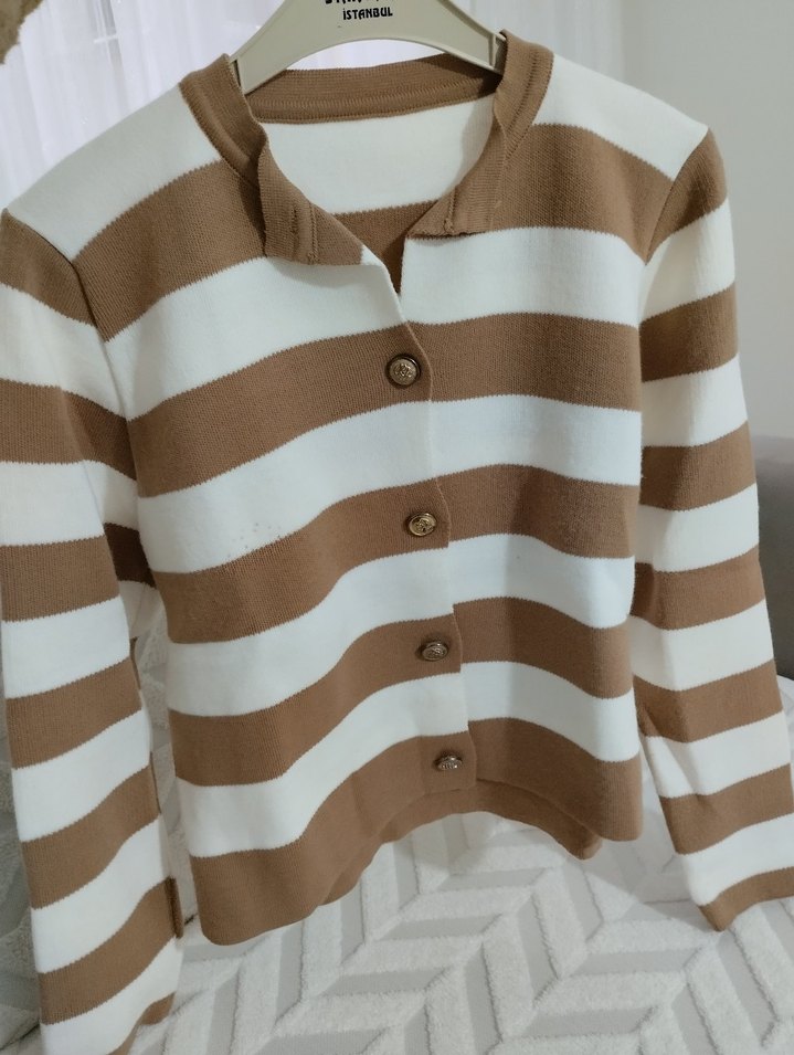 Düğmeli Bej Kadın Kısa Hırka - Görsel 3