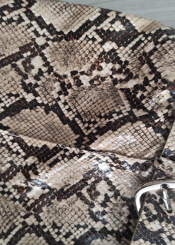 Kadın Yılan Desenli Kemerli Deri Şort - Görsel 3