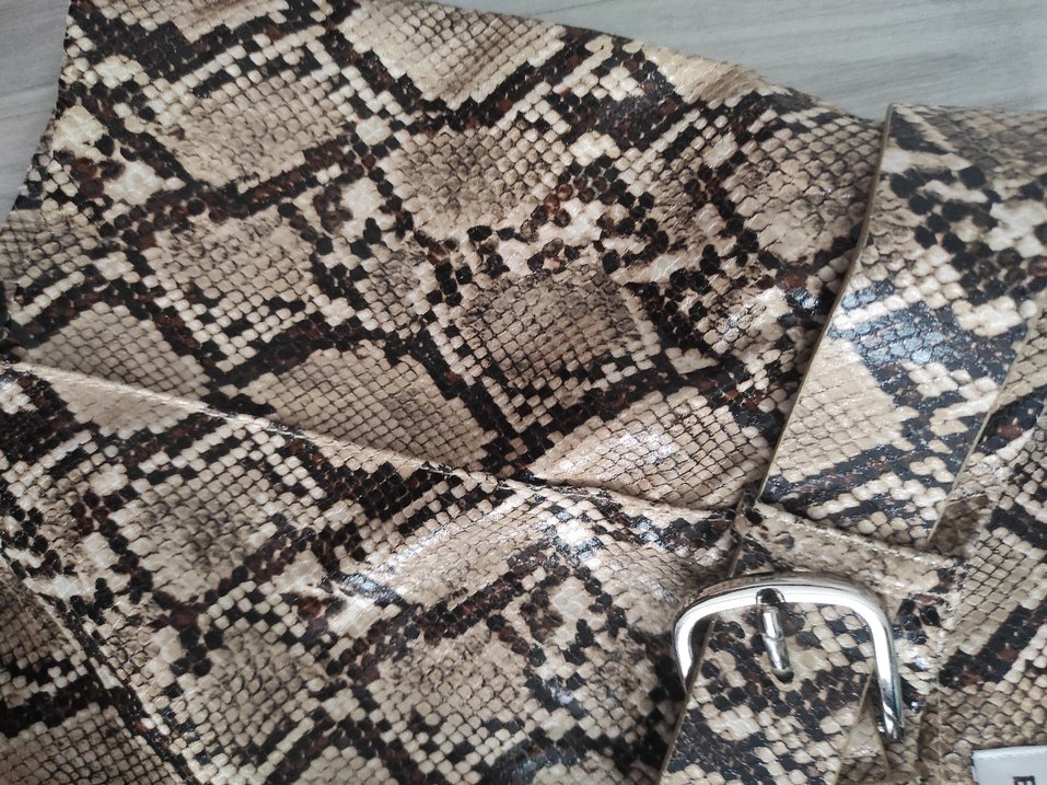 Kadın Yılan Desenli Kemerli Deri Şort - Görsel 3