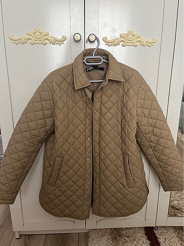 Zara kapitone mont