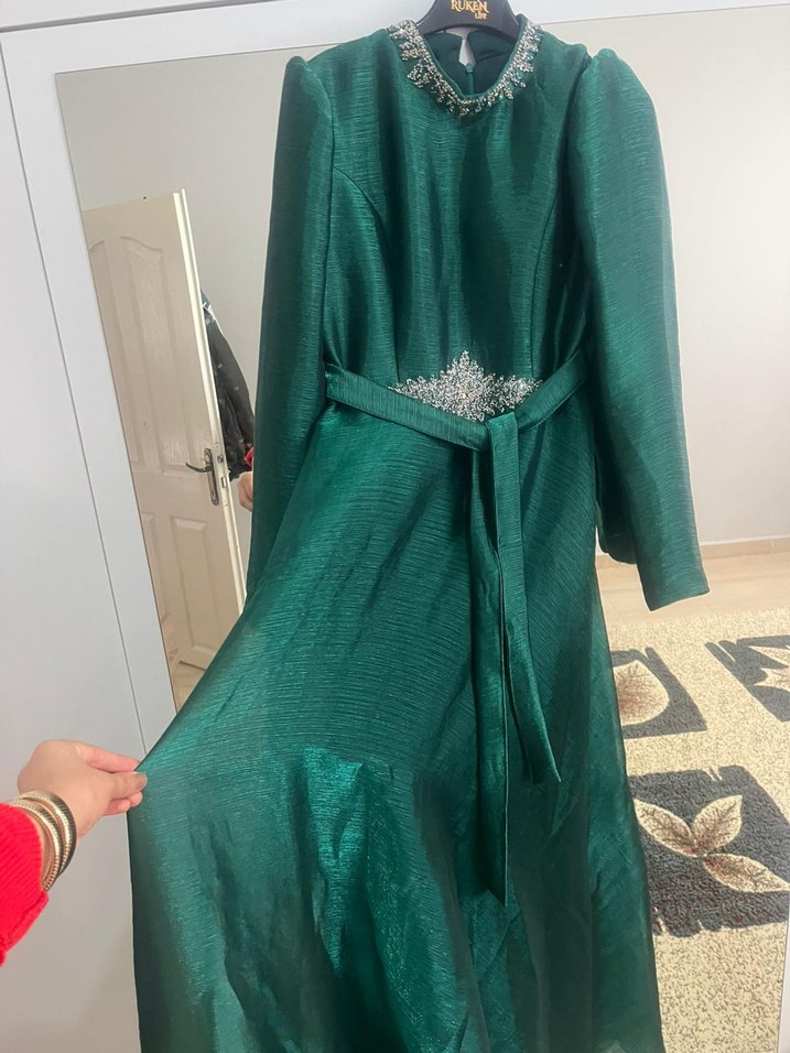 Uzun Kollu Yeşil Nakışlı Abiye Elbise - Görsel 2