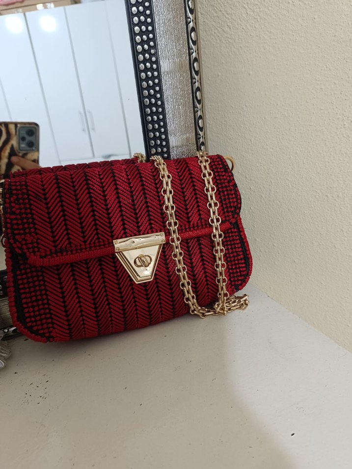 Zincir Detaylı Kırmızı Kadın Çanta - Görsel 4