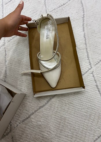 36 Beden Beyaz Parlak Yılan Desenli Stiletto