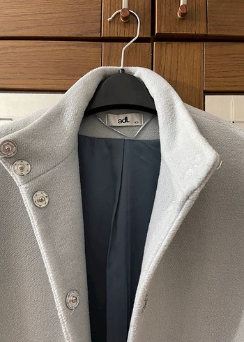 Açık gri düğmeli kaban - Görsel 3