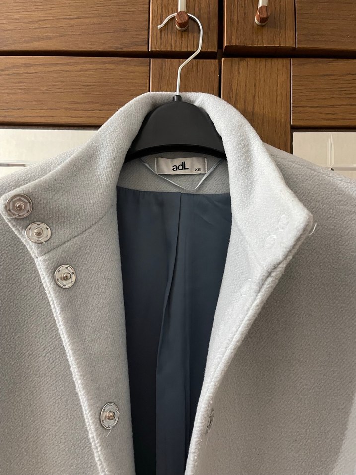 Açık gri düğmeli kaban - Görsel 3