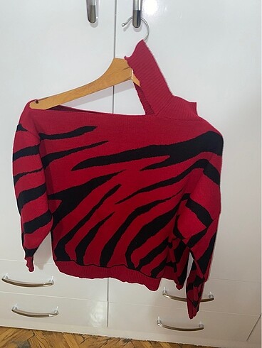 Tek omuz zebra desenli kazak