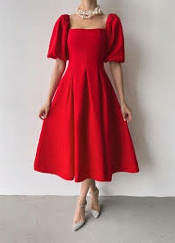 Kırmızı Elbise 