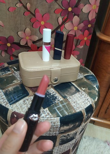 Avon Kırmızı Renkli Hafif Tonlu Dudak Parlatıcıları