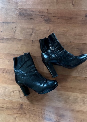 Orijinal Prada siyah deri topuklu bot - Görsel 3