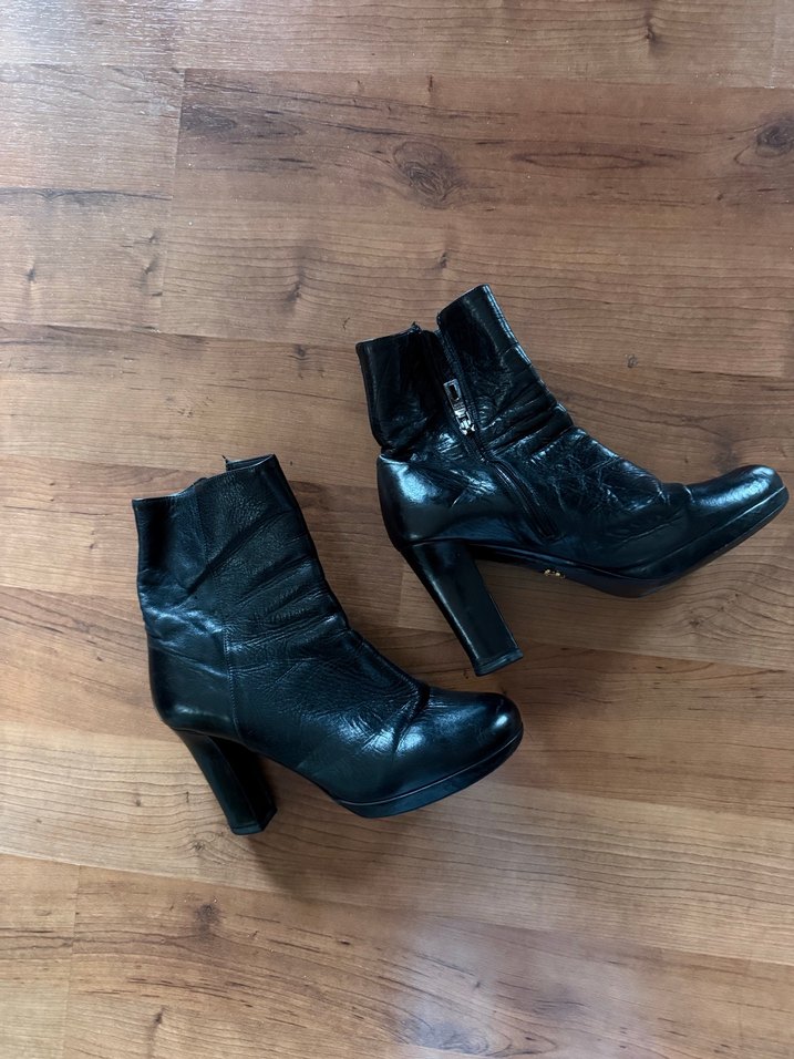  Orijinal Prada siyah deri topuklu bot - Görsel 3