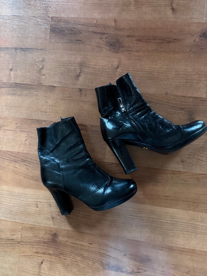  Orijinal Prada siyah deri topuklu bot - Görsel 4