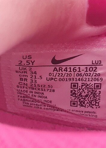 34 Beden Nike ,orjinal ,34 numara ,beyaz pembe ,kız çocuk spor ayakkabı.