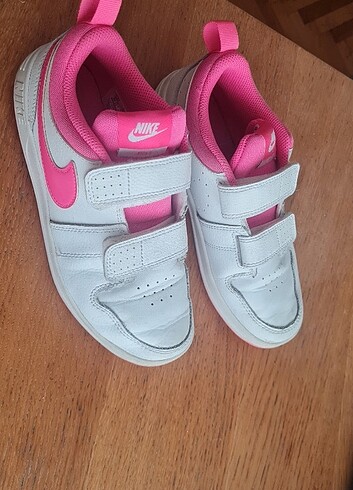34 Beden pembe Renk Nike ,orjinal ,34 numara ,beyaz pembe ,kız çocuk spor ayakkabı.
