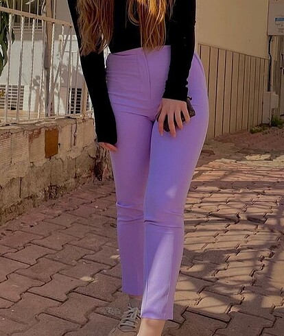 Lila pantlon riklalı
