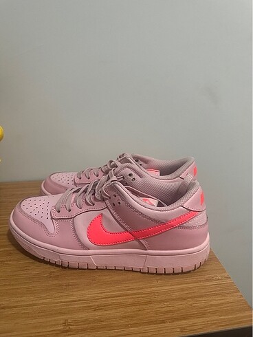 Nike triple pink dunk low