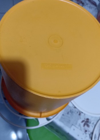 Sarı Tupperware Kapaklı Kova - Görsel 3