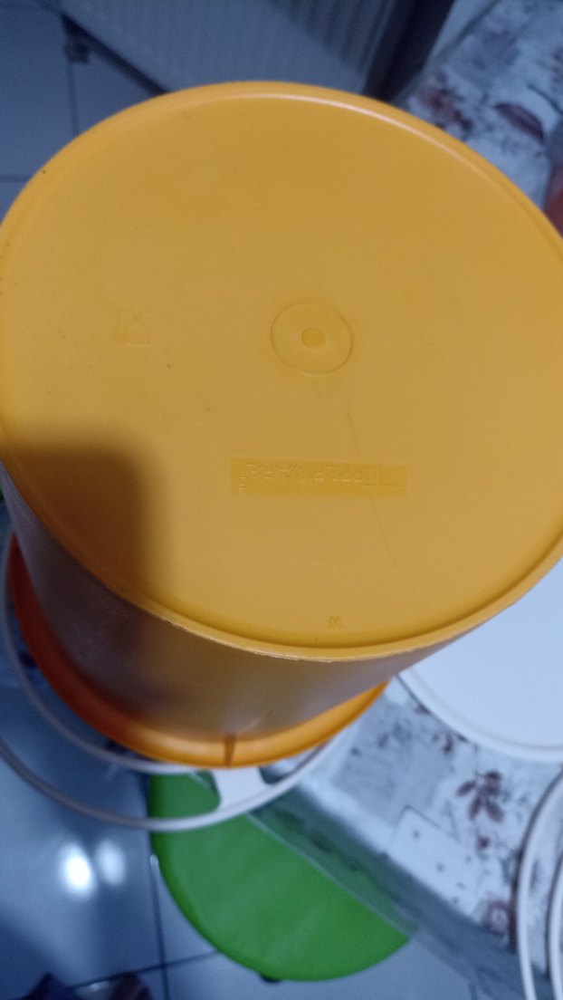 Sarı Tupperware Kapaklı Kova - Görsel 3