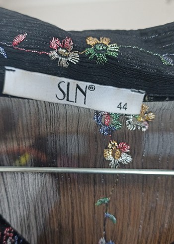 Diğer V Yaka Fırfırlı Siyah Desenli Uzun Kollu Bluz