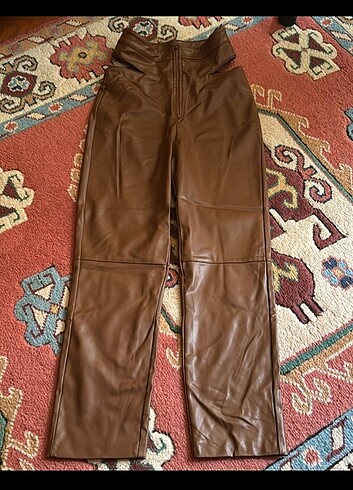 kahverengi cut out detaylı deri pantalon