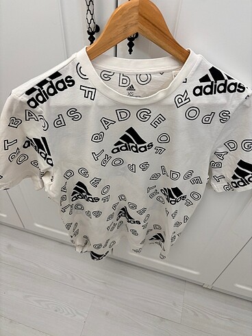 Orjinal yepyeni Adidas tişört