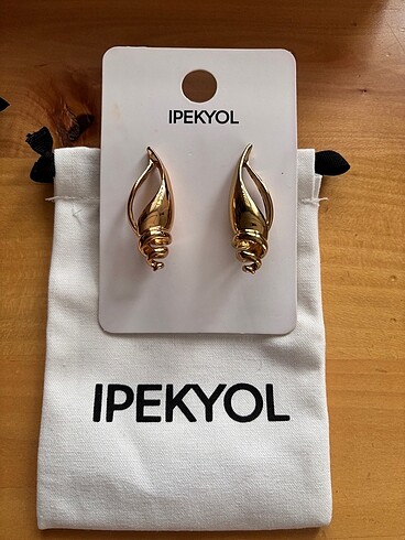 Beden altın Renk Yeni sezon Orjinaldir . İpekyol küpe