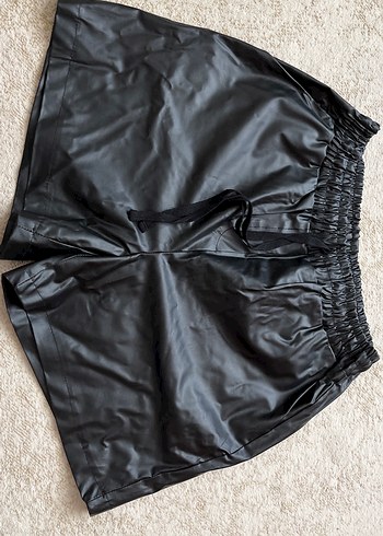 Siyah Deri Kemerli Mini Şort - Görsel 2