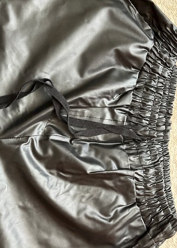 Siyah Deri Kemerli Mini Şort - Görsel 3