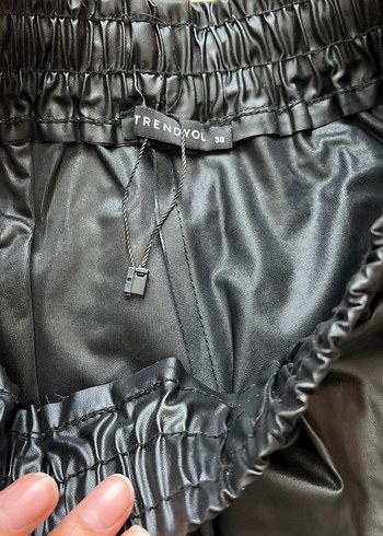 Siyah Deri Kemerli Mini Şort - Görsel 4