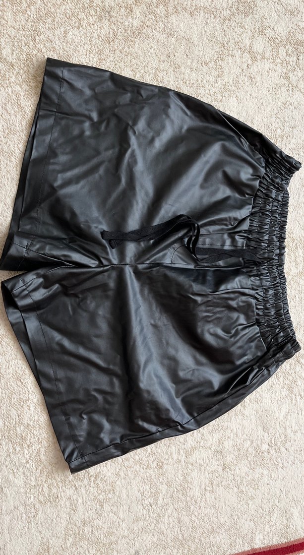 Siyah Deri Kemerli Mini Şort - Görsel 2