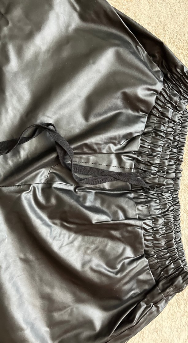 Siyah Deri Kemerli Mini Şort - Görsel 3