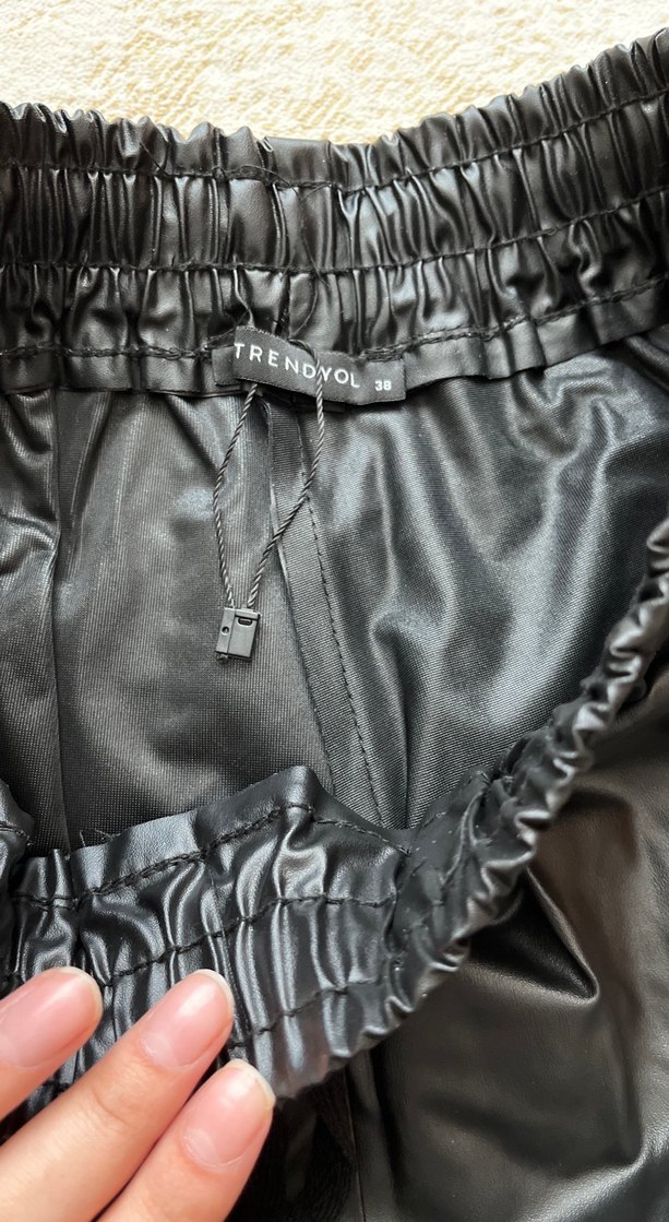 Siyah Deri Kemerli Mini Şort - Görsel 4