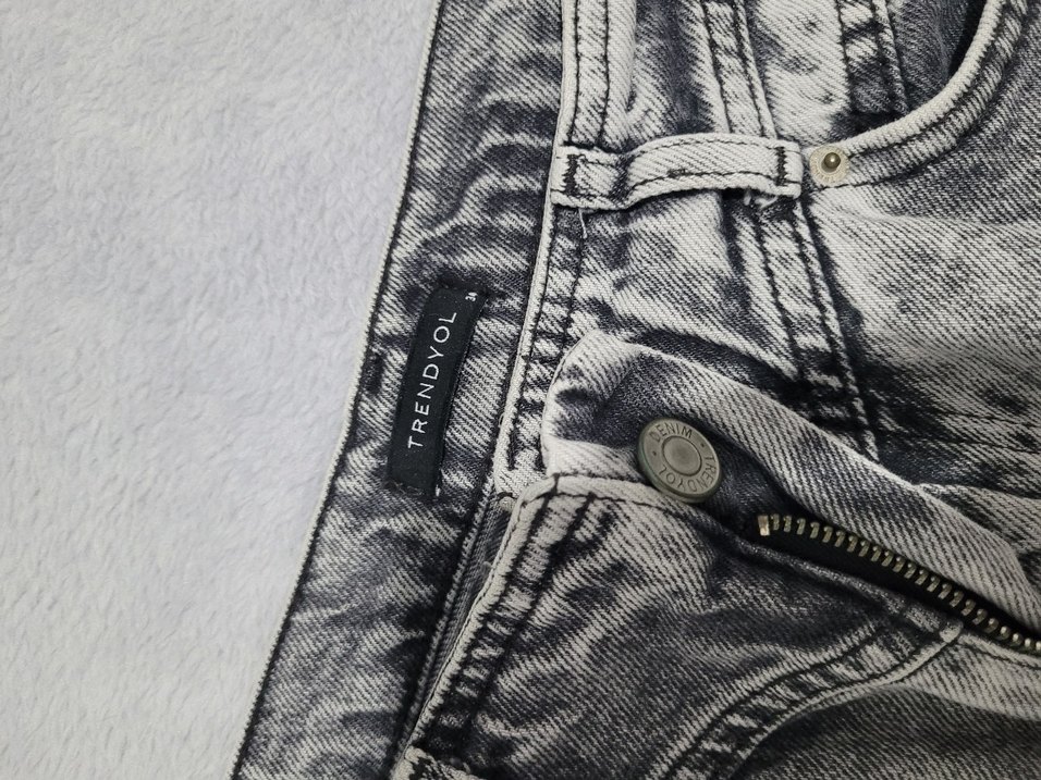 TrendYol Gri Düğmeli Kadın Jean - Görsel 2