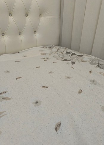 Gri Çiçek Desenli Beyaz Yatak Örtüsü - Görsel 2