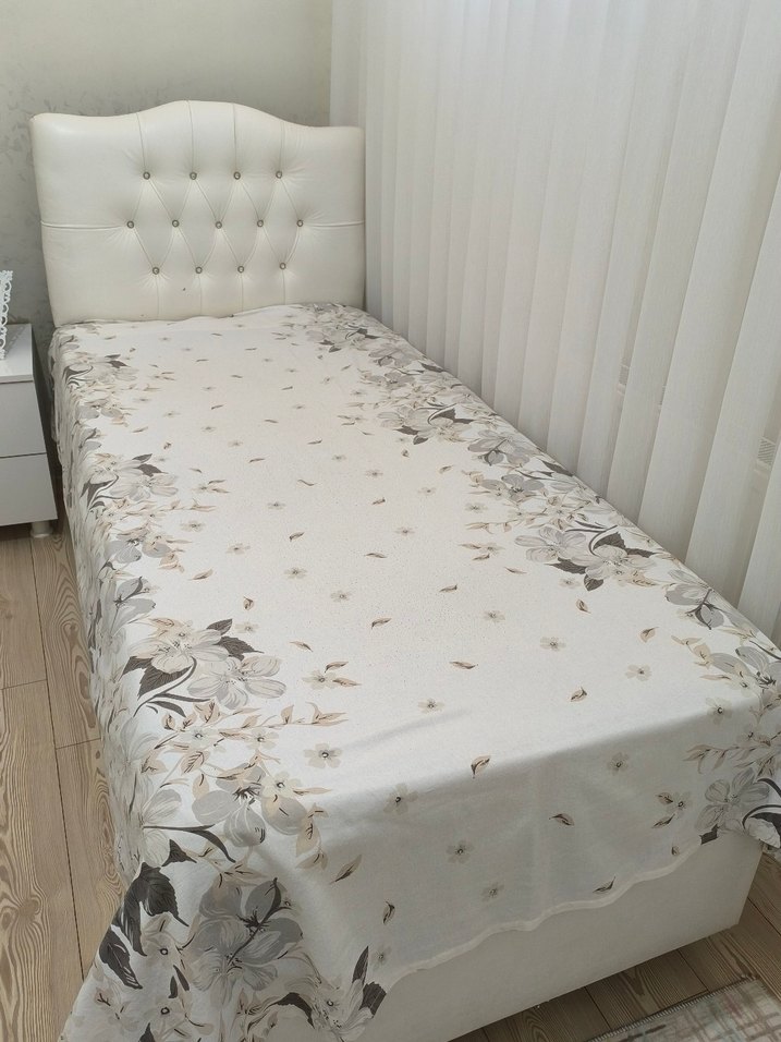 Gri Çiçek Desenli Beyaz Yatak Örtüsü - Görsel 3