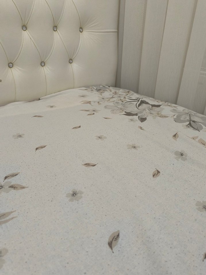 Gri Çiçek Desenli Beyaz Yatak Örtüsü - Görsel 2