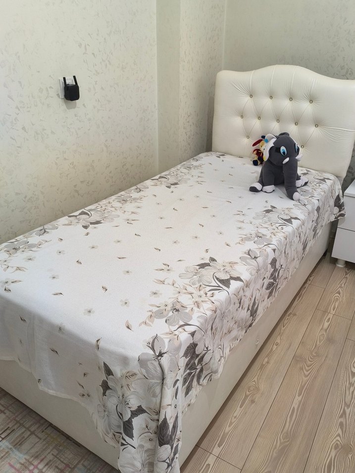 Gri Çiçek Desenli Beyaz Yatak Örtüsü - Görsel 4